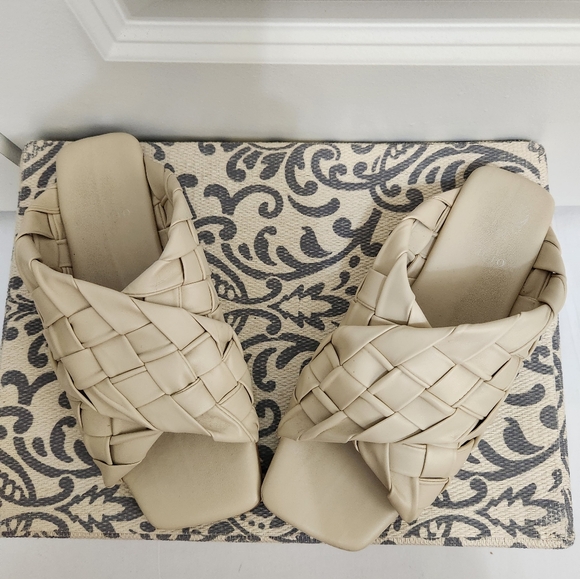 VINCE CAMUTO VC-ANELLA Bone color size 8M slide sandal - Picture 3 of 7